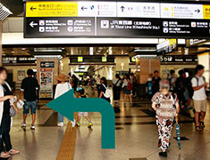 JR大阪駅中央改札口を出て左方向に進む