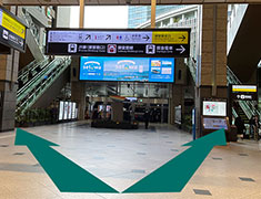 エスカレーター上り方向へ進む