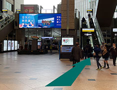 エスカレーターで２階アトリウム広場まで上がる