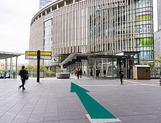 アトリウム広場からグランフロント大阪連絡デッキを進む