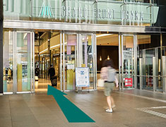 グランフロント大阪　南館に入り、直進