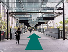 南館を出て、北館への連絡デッキを進む