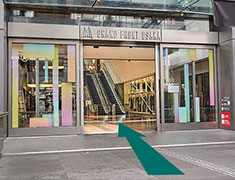 グランフロント大阪 北館に入り、下りエスカレーターまで進む