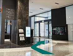 正面にある北館インフォメーション後方（降りた右側）の扉から外へ