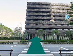 横断歩道を渡った向かい側がホテルヴィスキオ大阪です