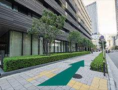 横断歩道を渡り、右方向へ進む