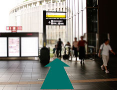 エスカレーターで２階アトリウム広場まで下る