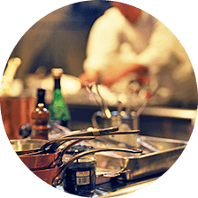 迫力のあるライブ感が魅力のオープンキッチン。 